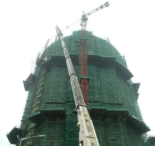 南湖吊车在工地上作业